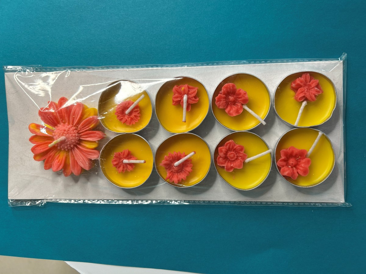 Second view of the eight tea lights and daisy combo