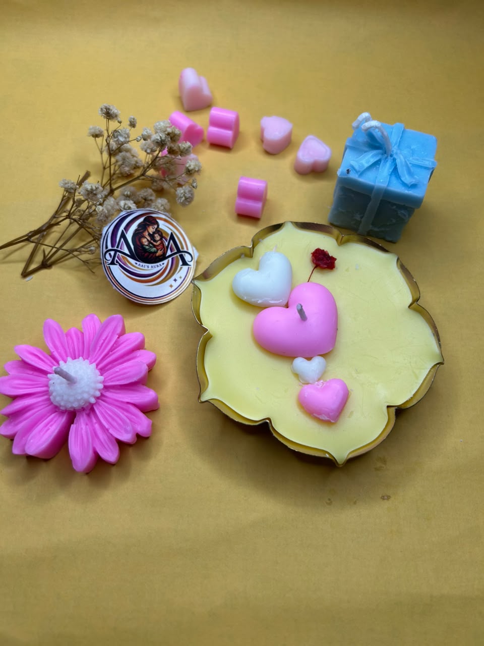 One urli and one pink daisy. A small blue gift-shaped candle in this photograph is not part of the named combo.