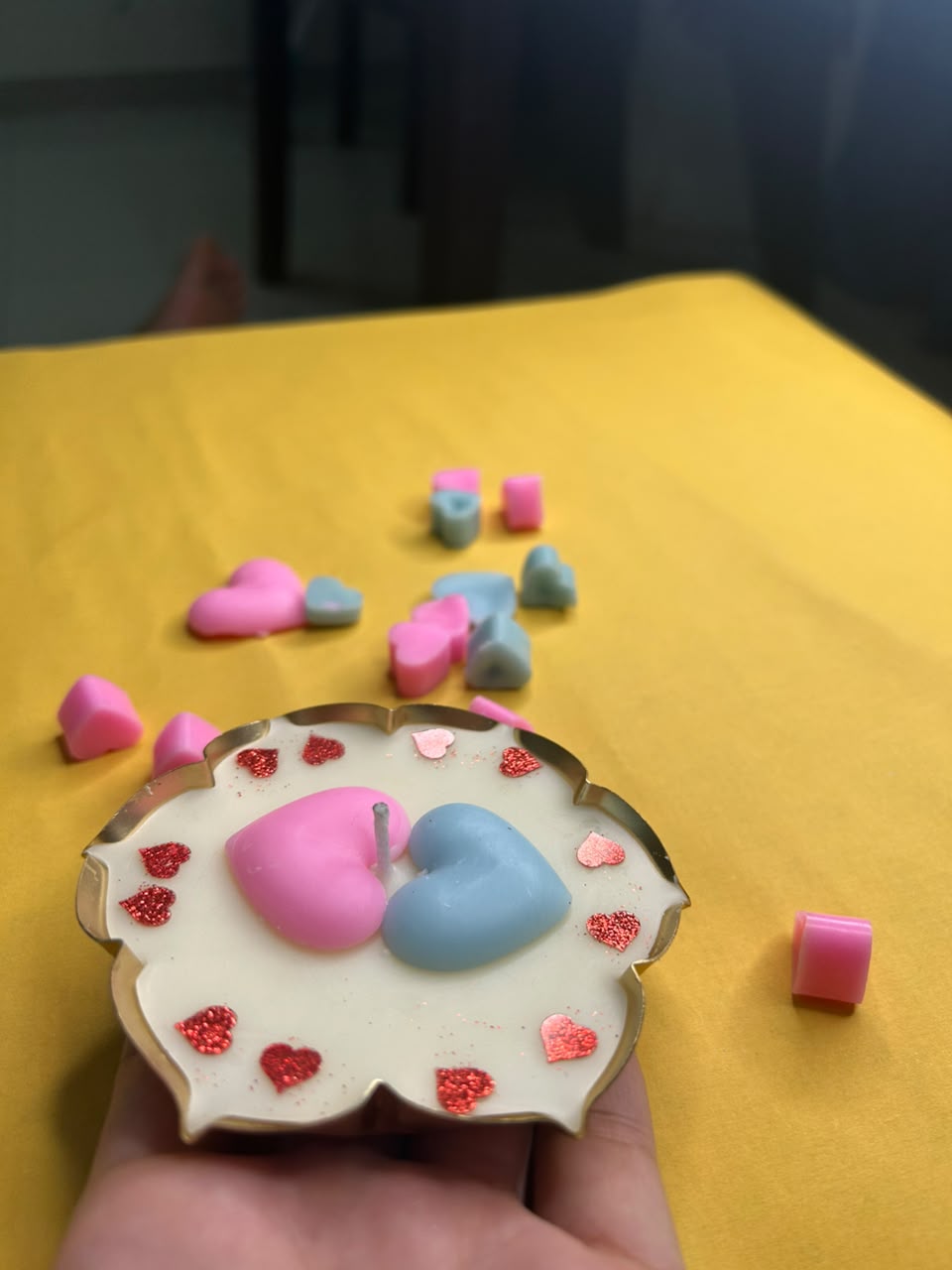 One urli candle with pink and blue hearts. No daisy is in this photograph.