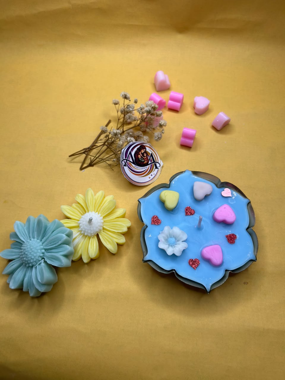 Another view of one urli and two daisy candles